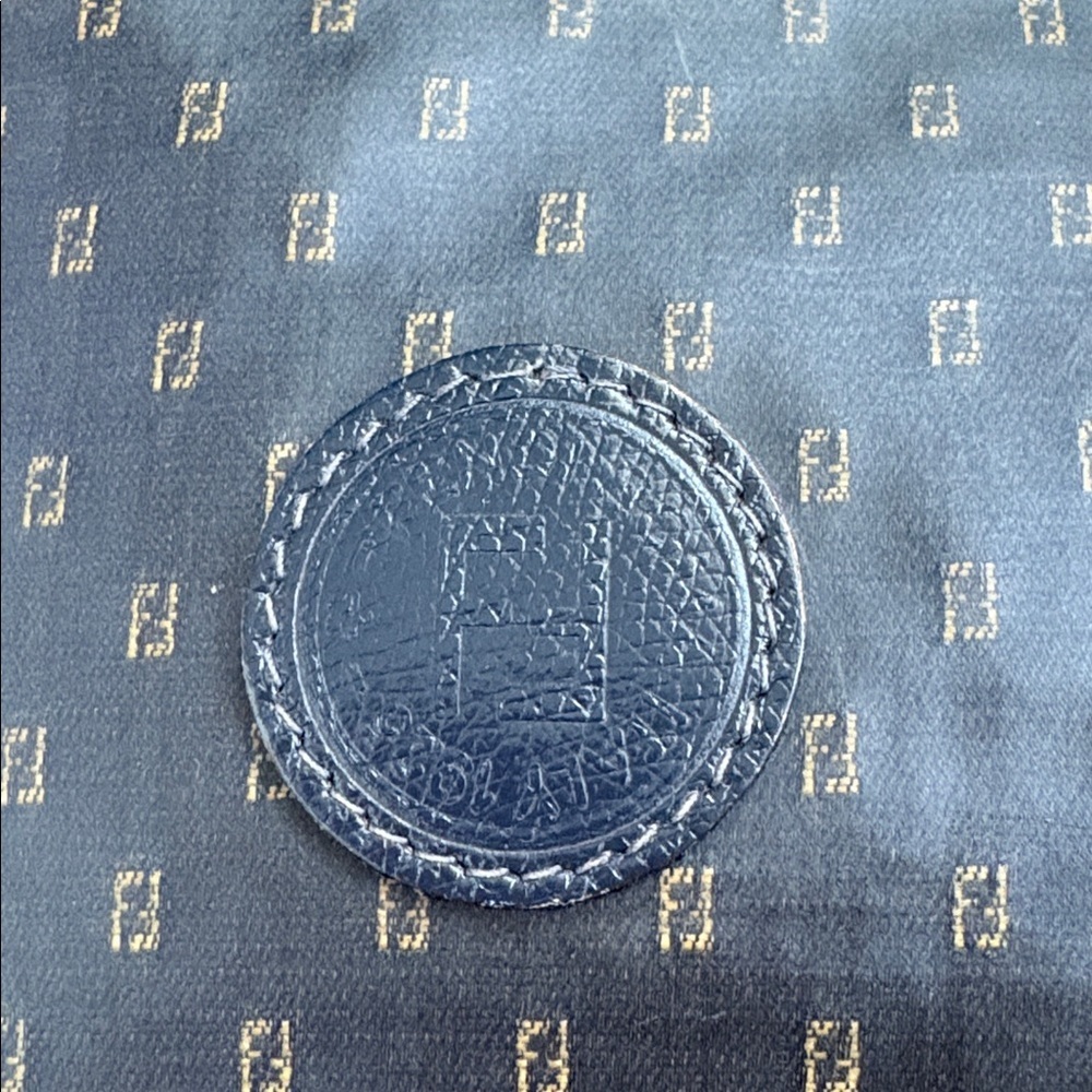 VINTAGE FENDI 80’s crossbody! - Picture 2 of 15